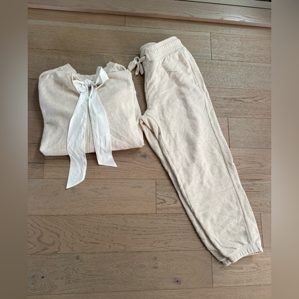 Aerie - Small woman’s sweatsuit with bow detail